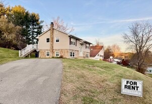 875 Cambria St NW in Christiansburg, VA - Building Photo