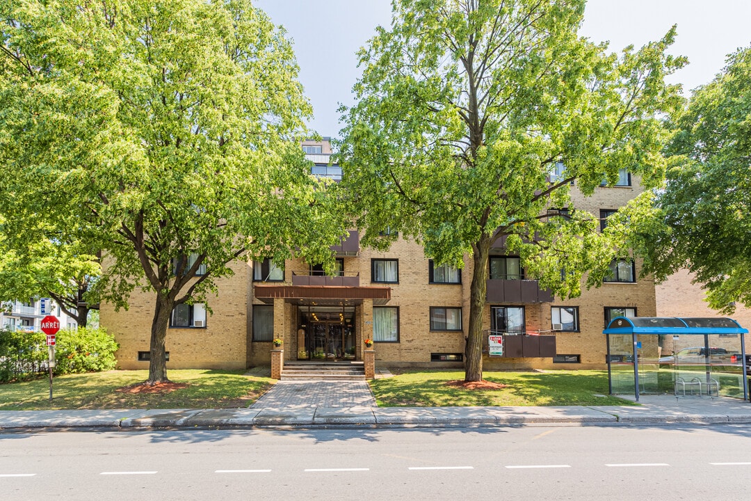 1225 Alexis-Nihon Apartments in St. Laurent, QC - Building Photo