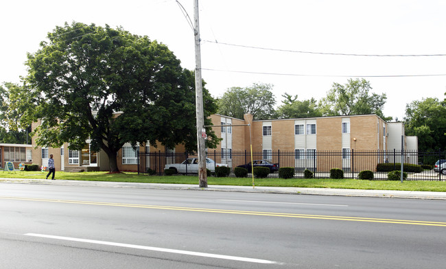 Chapel Court Apartments in Detroit, MI - Building Photo - Building Photo