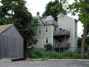 67 Pleasant St in Weymouth, MA - Foto de edificio - Building Photo