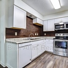916 Hilltop Dr in Irving, TX - Building Photo - Building Photo