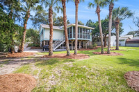 312 W Cooper Ave in Folly Beach, SC - Foto de edificio - Building Photo