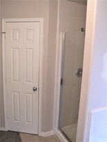 2926 Meadowglen Crest in Houston, TX - Building Photo