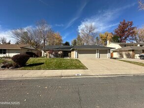 835 Singingwood Dr in Reno, NV - Building Photo - Building Photo