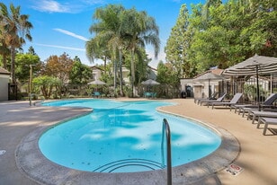 Meadowood in Simi Valley, CA - Building Photo