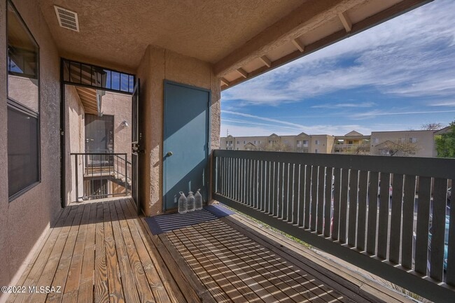 8080 E Speedway Blvd in Tucson, AZ - Building Photo - Building Photo