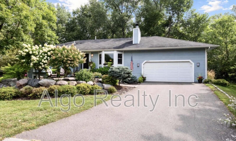 6471 Bay Dr in Eden Prairie, MN - Foto de edificio