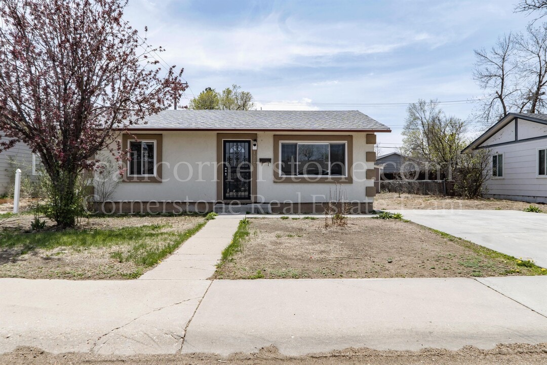 1223 Rockwood Ave in Colorado Springs, CO - Foto de edificio