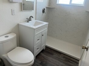 215 Hemlock Ave in Manteca, CA - Foto de edificio - Building Photo