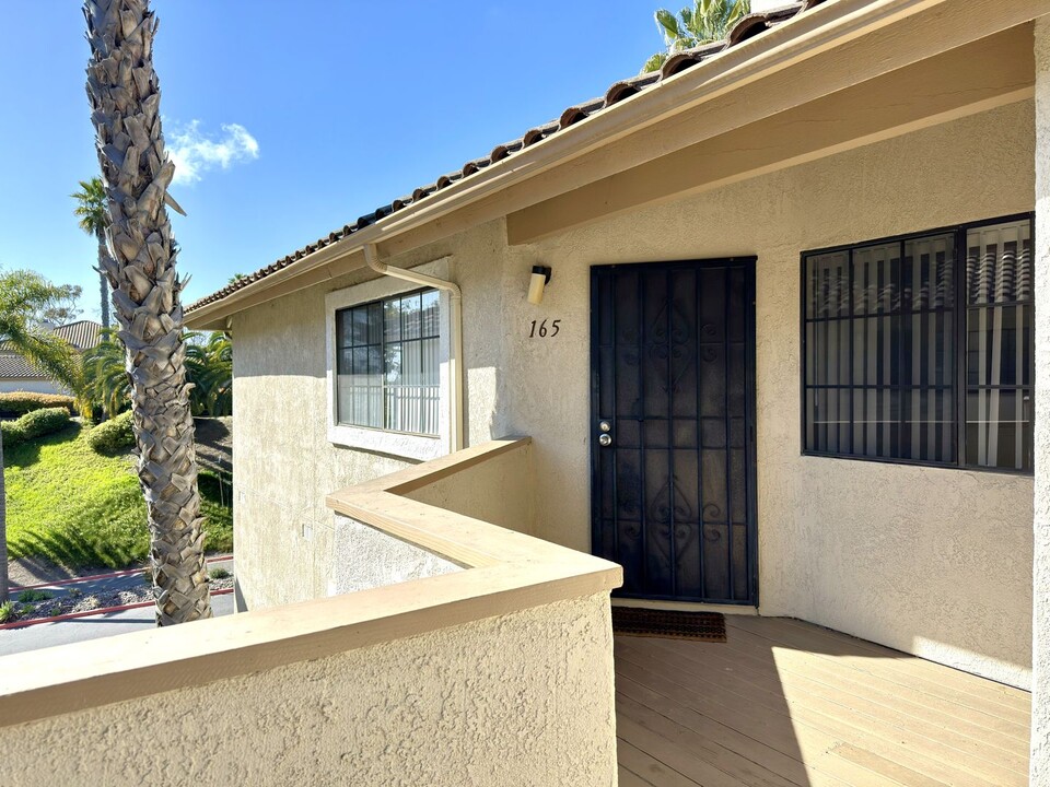 3521 Paseo De Elenita in Oceanside, CA - Building Photo