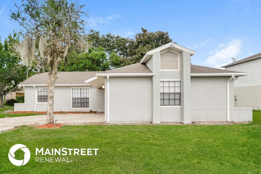 2394 Belen Dr in Deltona, FL - Foto de edificio