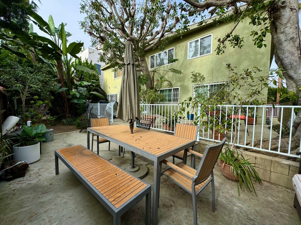 127 Vista Pl in Los Angeles, CA - Building Photo