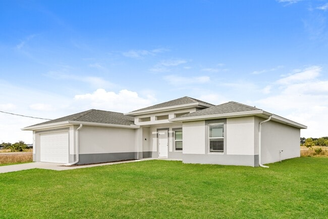 1611 Inwood Rd in La Belle, FL - Building Photo - Building Photo