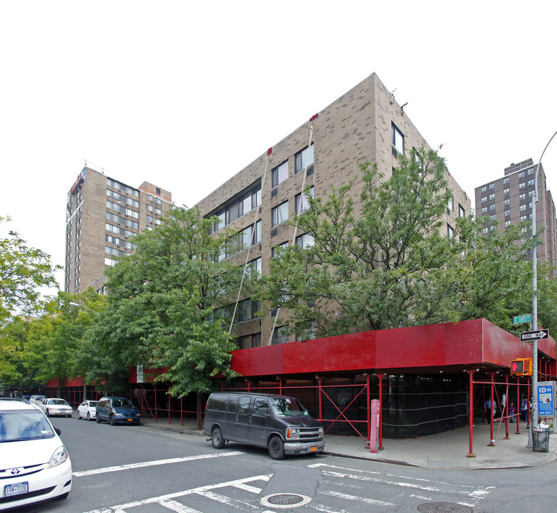 Mins Plaza in Bronx, NY - Building Photo