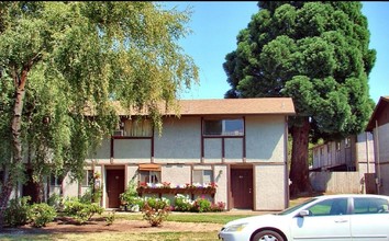 Sherwood Manor Apartments in Forest Grove, OR - Building Photo - Building Photo