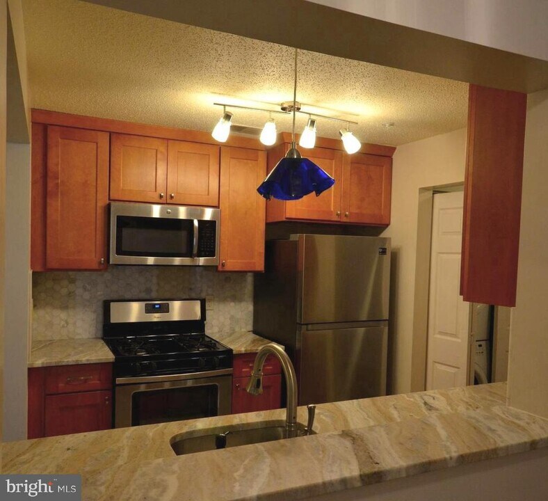 10009 Vanderbilt Cir in Rockville, MD - Building Photo