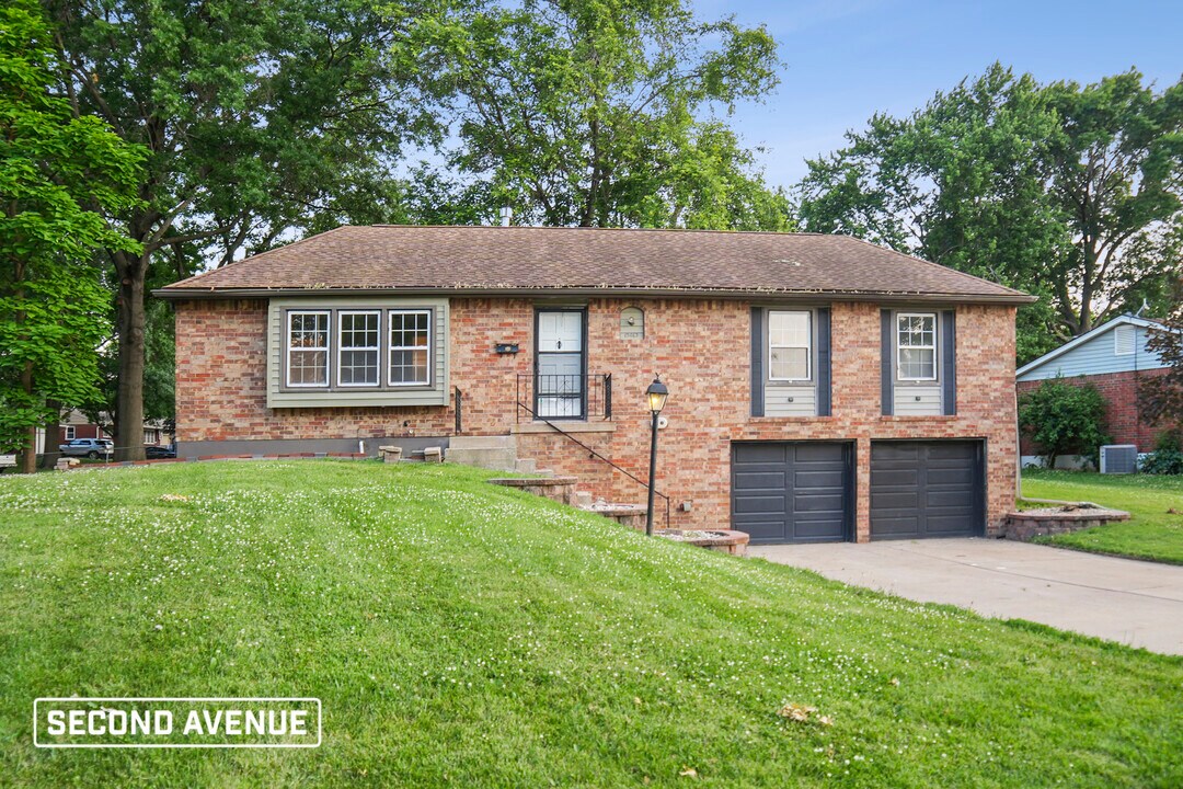 15013 East 40th St S in Independence, MO - Building Photo