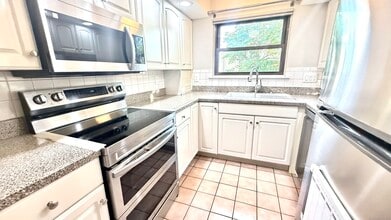 16 Clemens Ct in Rocky Hill, CT - Building Photo - Building Photo