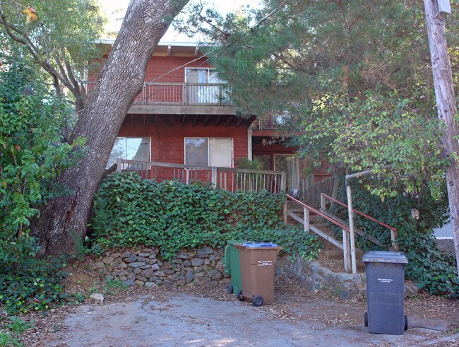 11 Bungalow Ave in San Rafael, CA - Foto de edificio - Building Photo