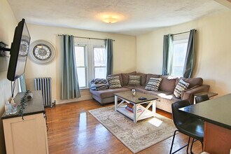 14 4th St in Medford, MA - Foto de edificio - Building Photo