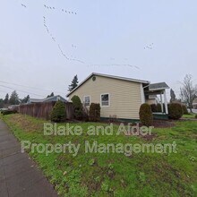 720 Portland Ave in Gladstone, OR - Building Photo - Building Photo