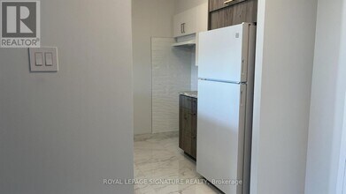 10 Laurelcrest St in Brampton, ON - Building Photo - Building Photo