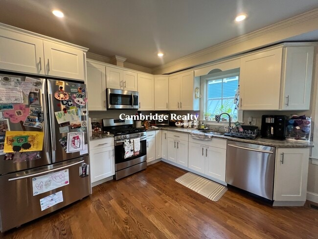 51 Cedar St, Unit B in Cambridge, MA - Building Photo - Building Photo