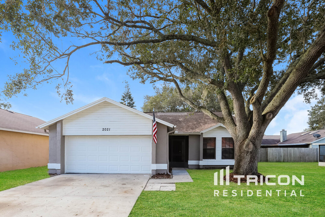 2021 Helm Ln in Valrico, FL - Foto de edificio