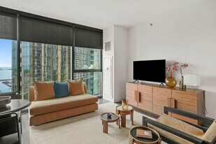 461 E Waterside Dr in Chicago, IL - Building Photo