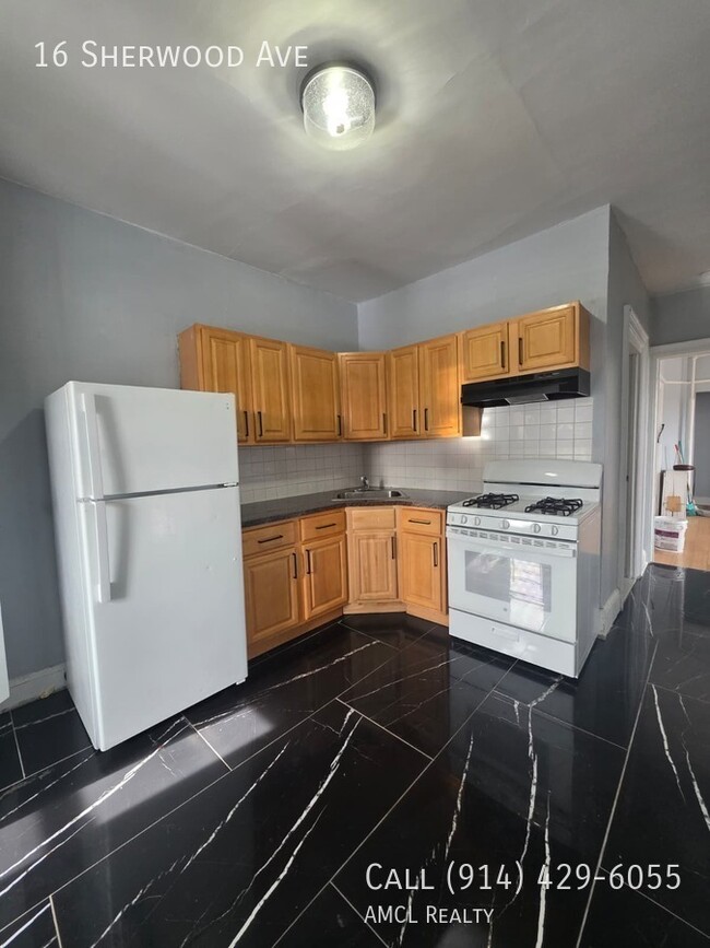 16 Sherwood Ave in Yonkers, NY - Building Photo - Building Photo