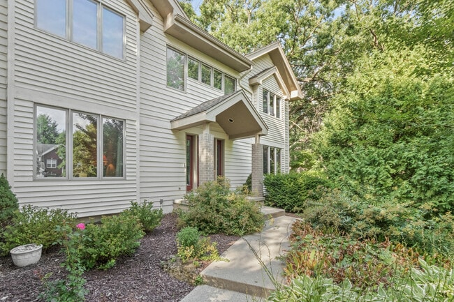 7126 New Washburn Way in Madison, WI - Foto de edificio - Building Photo