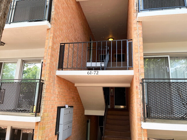 1800 Jefferson Park Ave, Unit 70B in Charlottesville, VA - Building Photo - Building Photo