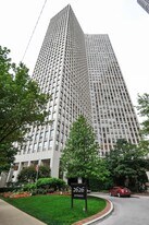 2626 N Lakeview Ave in Chicago, IL - Building Photo