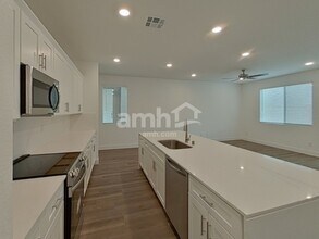 5855 Fly Fisher St in Las Vegas, NV - Foto de edificio - Building Photo