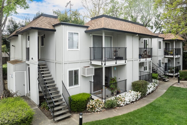 Sunnyvale West in Walnut Creek, CA - Building Photo - Building Photo
