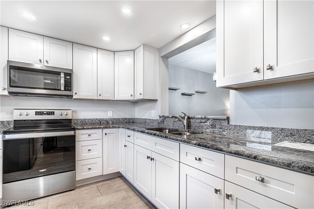 1660 Pine Valley Dr in Ft. Myers, FL - Building Photo