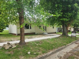 345 S Main St in Clinton, IN - Building Photo