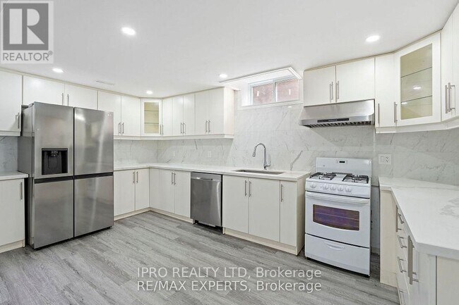30 Larchwood Pl in Brampton, ON - Building Photo - Building Photo