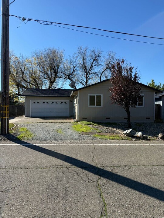 2629 Wyndham Ln in Redding, CA - Building Photo