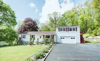51 Plumtree Ln in Trumbull, CT - Building Photo