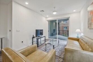 375 Camino De La Reina in San Diego, CA - Foto de edificio - Building Photo