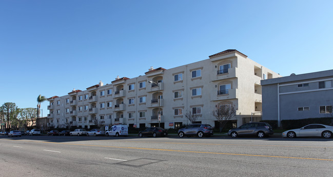 16640 Devonshire in Granada Hills, CA - Foto de edificio - Building Photo