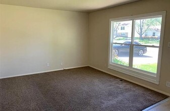 606 Pleasant Pl in Streamwood, IL - Building Photo - Building Photo