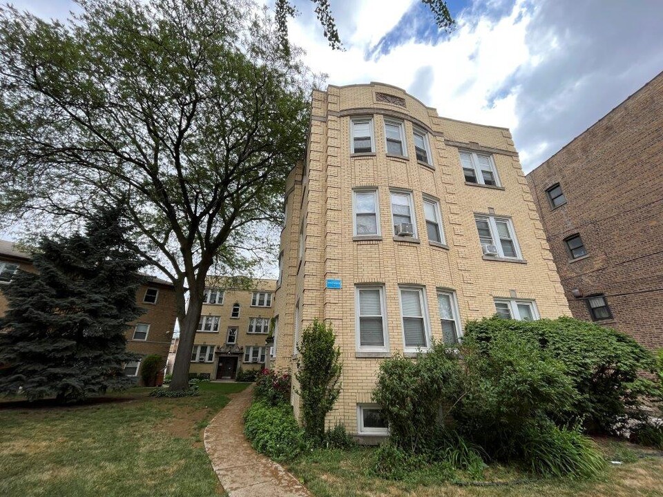 4450 W Gunnison St in Chicago, IL - Foto de edificio