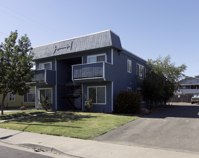 Oakmont Way Apartments in West Sacramento, CA - Building Photo - Building Photo