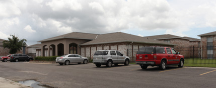 Acadian Village Apartment in Gretna, LA - Building Photo - Building Photo