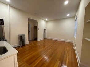 11 Englewood Ave, Unit 5 in Brookline, MA - Building Photo - Building Photo