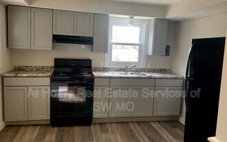 1526 N Hillcrest Ave