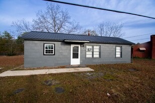 401 Eva Cir in Spring Lake, NC - Building Photo