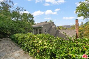 5630 Spreading Oak Dr in Los Angeles, CA - Building Photo